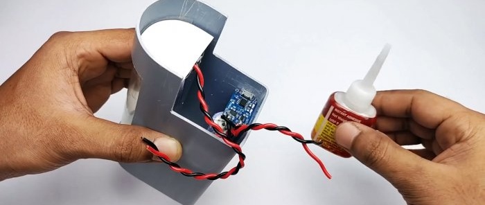 كيفية صنع مصباح يدوي ببطارية الطوارئ لأي موقف