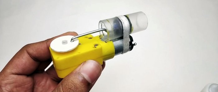Hur man gör en miniatyrkompressor från en spruta och en maskinväxellåda