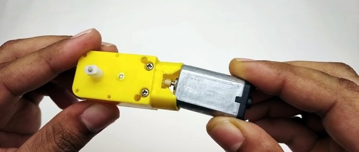 Hoe je een miniatuurcompressor maakt van een spuit en een machineversnellingsbak