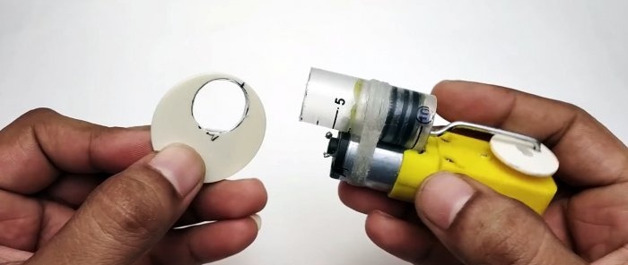 Hur man gör en miniatyrkompressor från en spruta och en maskinväxellåda