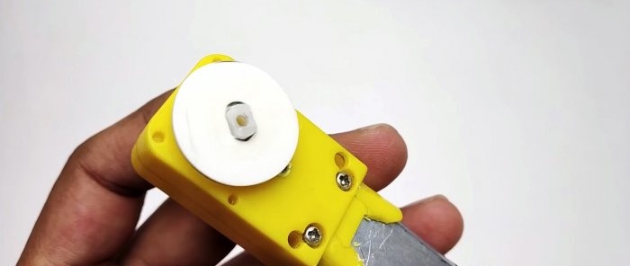 Kā izgatavot miniatūru kompresoru no šļirces un mašīnas pārnesumkārbas