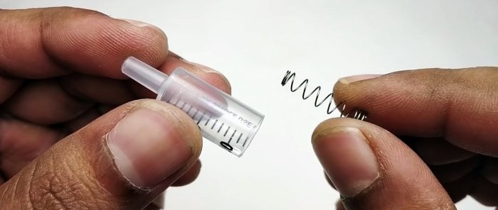Paano gumawa ng isang miniature compressor mula sa isang syringe at isang gearbox ng makina