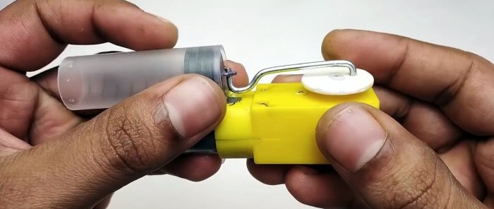 Како направити минијатурни компресор од шприца и машинског мењача