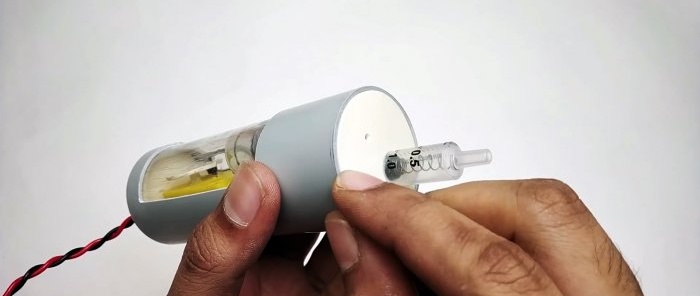 Paano gumawa ng isang miniature compressor mula sa isang syringe at isang gearbox ng makina