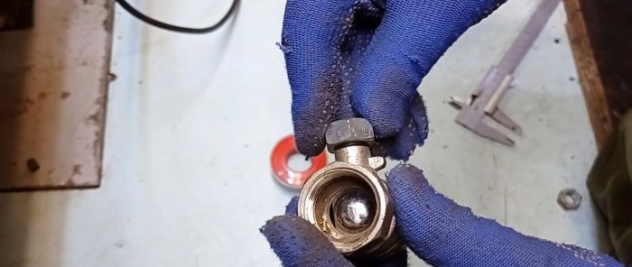 What to do if dripping down the valve stem of the heating radiator