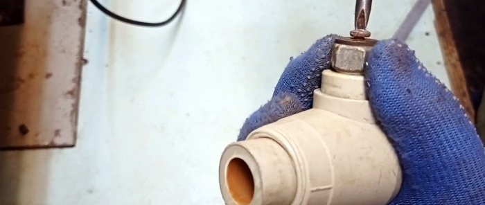 O que fazer se pingar na haste da válvula do radiador de aquecimento
