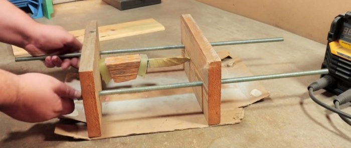 Hoe maak je een gloeiend meshandvat van epoxy en hout