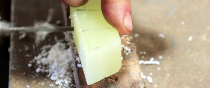 Come realizzare un manico di coltello luminoso in resina epossidica e legno