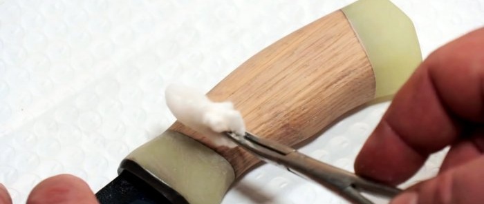 Com fer un mànec de ganivet brillant amb epoxi i fusta