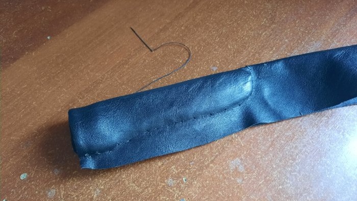 Wie man eine Messerscheide aus PVC-Rohr und Leder herstellt