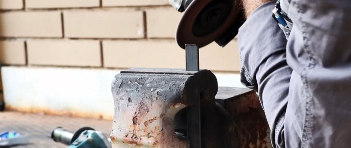 Како направити кваку за врата у стилу поткровља од челичних трака и комада арматуре