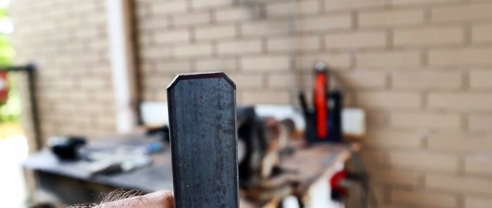 Cómo hacer un tirador de puerta estilo loft con tiras de acero y un trozo de refuerzo