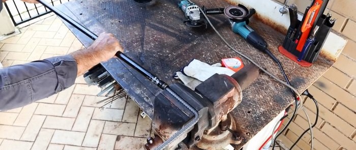 Cum să faci un mâner de ușă în stil mansardă din benzi de oțel și o piesă de întărire