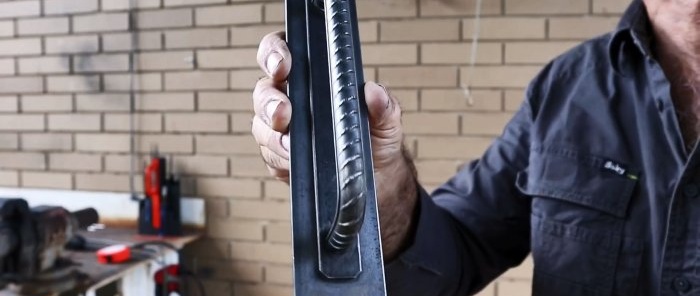 Hvordan lage et dørhåndtak i loftstil av stållister og et stykke forsterkning