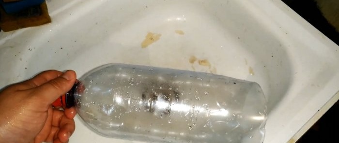 Hvordan rengjøre en vask eller badekaravløp med en PET-flaske