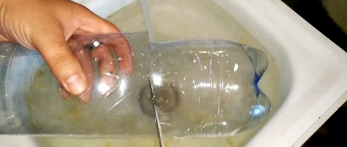 Hogyan tisztítsuk meg a mosogató vagy a fürdőkád lefolyóját PET-palackkal