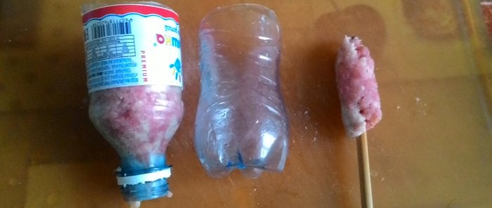 Dispositivo Lifehack para hacer lula kebab con una botella de plástico