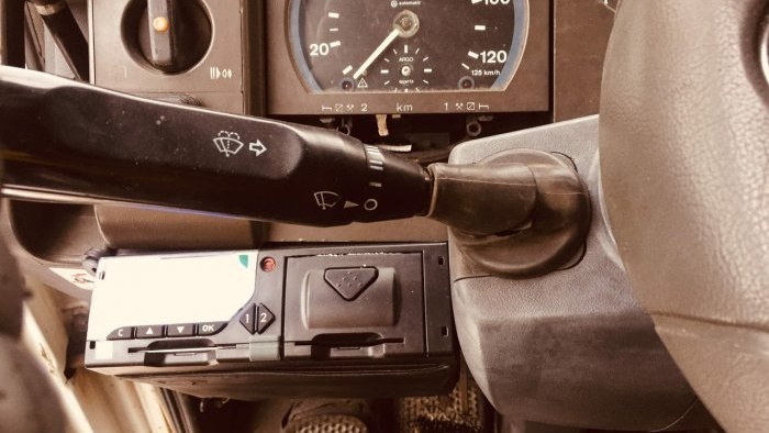 Bagaimana untuk membuat pemegang tachograph dengan tangan anda sendiri