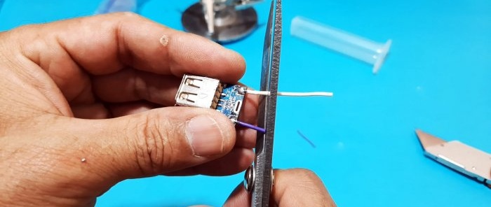 Hoe je een eenvoudige 5000 mAh Power Bank maakt van een injectiespuit