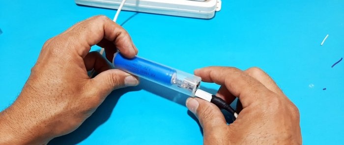 Paano gumawa ng isang simpleng 5000 mAh Power Bank mula sa isang syringe