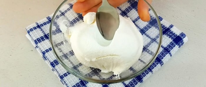 Paprasčiausias minkštas grietinėlės sūris be virimo iš kefyro
