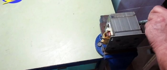 Cara membuat pengecas bateri kereta dari ketuhar gelombang mikro