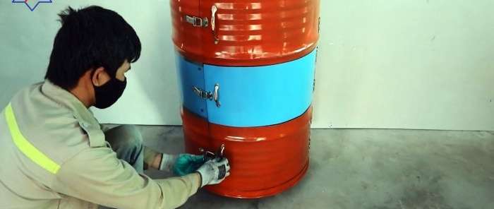 Paano gumawa ng isang mobile tool storage cabinet mula sa isang steel barrel