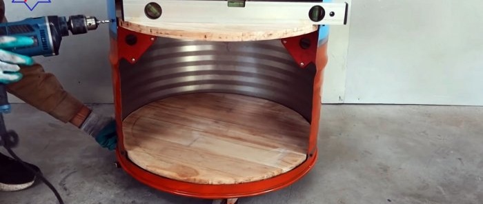 Hoe maak je een mobiele gereedschapskast van een stalen vat?
