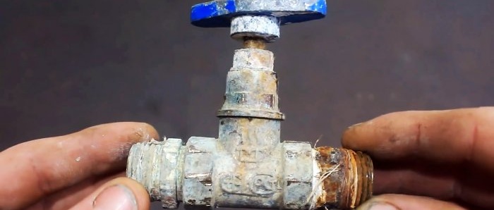 Eski bir su musluğundan kelepçe nasıl yapılır