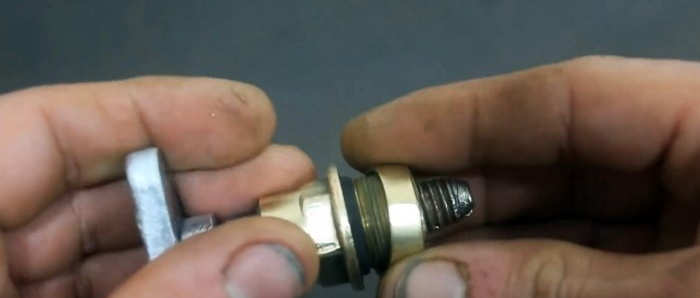 Πώς να φτιάξετε ένα σφιγκτήρα από μια παλιά βρύση