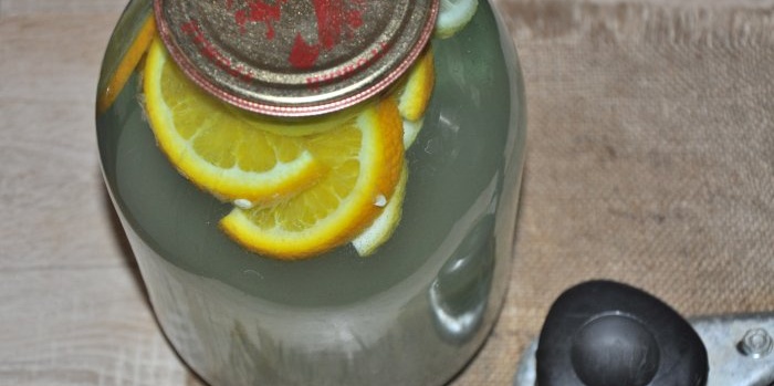 Πώς να φτιάξετε την πιο υγιεινή και δροσιστική λεμονάδα από χυμό σημύδας