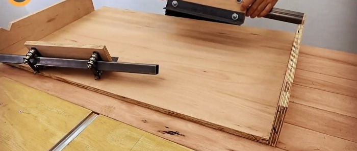 Inexpensive homemade guide with a carriage for a manual circular saw