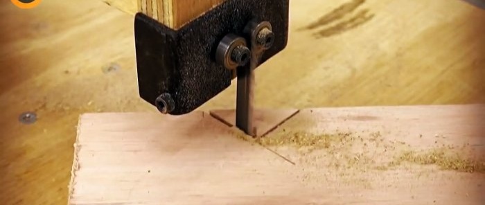 Inexpensive homemade guide with a carriage for a manual circular saw