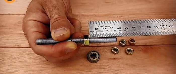 Inexpensive homemade guide with a carriage for a manual circular saw