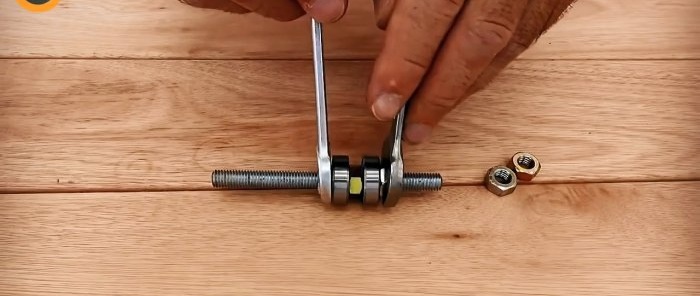 Inexpensive homemade guide with a carriage for a manual circular saw