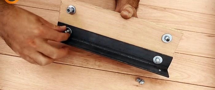 Inexpensive homemade guide with a carriage for a manual circular saw