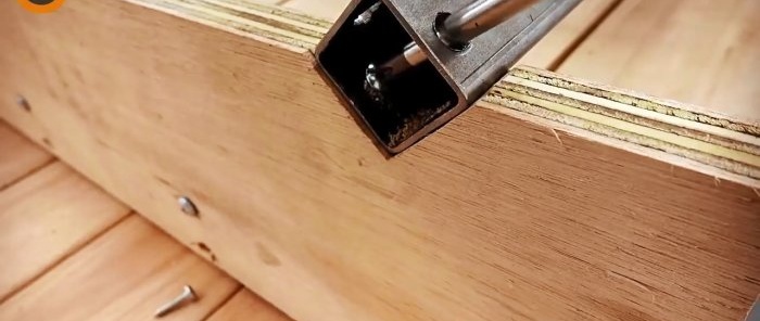 Inexpensive homemade guide with a carriage for a manual circular saw