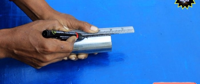 Come utilizzare un pezzo di carta per segnare perfettamente l'estremità di un tubo per un inserto a 45 gradi