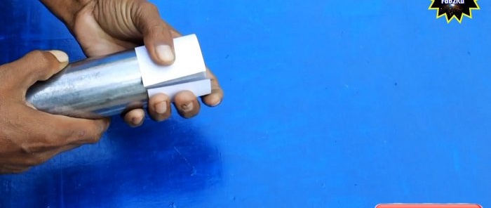 Come utilizzare un pezzo di carta per segnare perfettamente l'estremità di un tubo per un inserto a 45 gradi