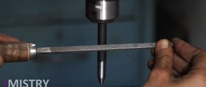 Kā izgatavot metāla griezēju no skrūves un urbja