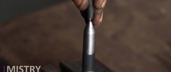 Paano gumawa ng isang metal scriber mula sa isang bolt at isang drill bit