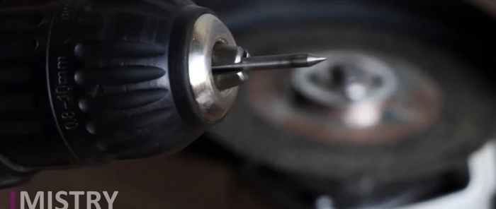 Hoe maak je een metalen kraspen van een bout en een boor