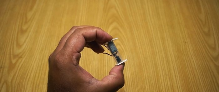Wie man mit eigenen Händen eine Mikro-Akku-Bohrmaschine herstellt
