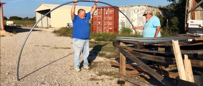 Cum să îndoiți o țeavă într-un arc de seră folosind un șablon de casă