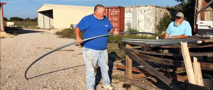 Comment plier un tuyau dans une arche de serre à l'aide d'un gabarit fait maison