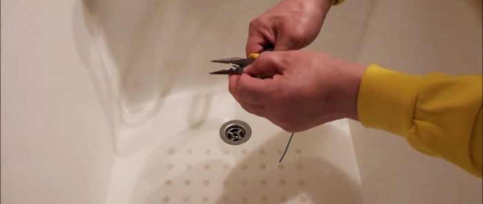 Bagaimana untuk membersihkan longkang bilik mandi dengan wayar terkandas