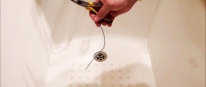 Slik rengjør du et baderomsavløp med trådet ledning