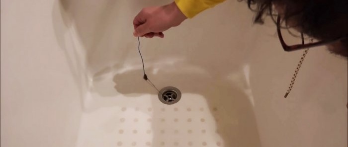 Cómo limpiar el desagüe de un baño con alambre trenzado