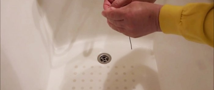 Slik rengjør du et baderomsavløp med trådet ledning