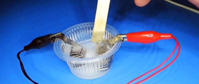 Eksperyment dotyczący powlekania części miedzią, niklem, mosiądzem i aluminium przy użyciu elektrolizy w domu